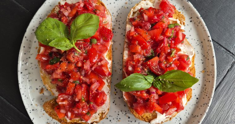Bruschetta på tomat och jordgubbar